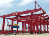 謹(jǐn)慎操作大型龍門(mén)起重機(jī)，保證施工的安全