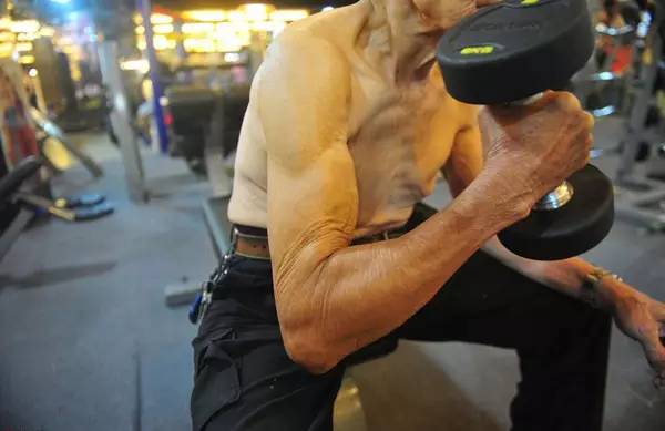 94歲健身爺爺爆紅！他還在運動，你有什么理由偷懶