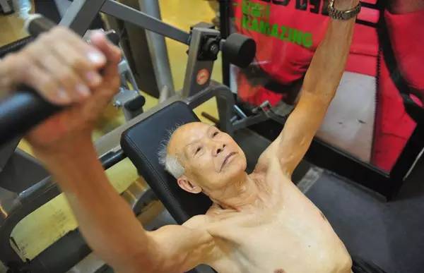 94歲健身爺爺爆紅！他還在運動，你有什么理由偷懶