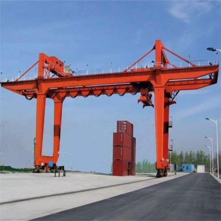 集裝箱龍門吊可配置多種吊具，以適應(yīng)生產(chǎn)需求！