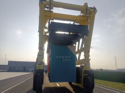 跨運車是多行業(yè)的搬運主力軍！